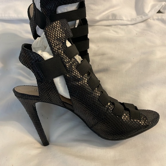 Authentic Guess Python Embossed Caged Pumps size 9 1/2 - Picture 4 of 11